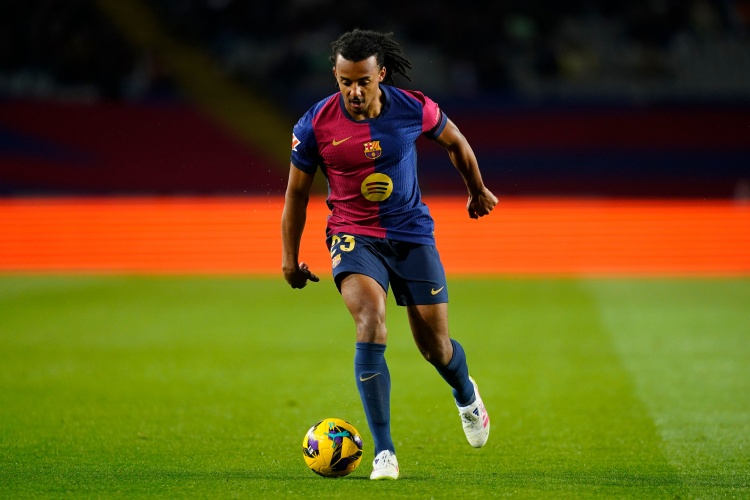 世体：孔德在场上犹豫不决迷失方向，找不回状态只能坐冷板凳