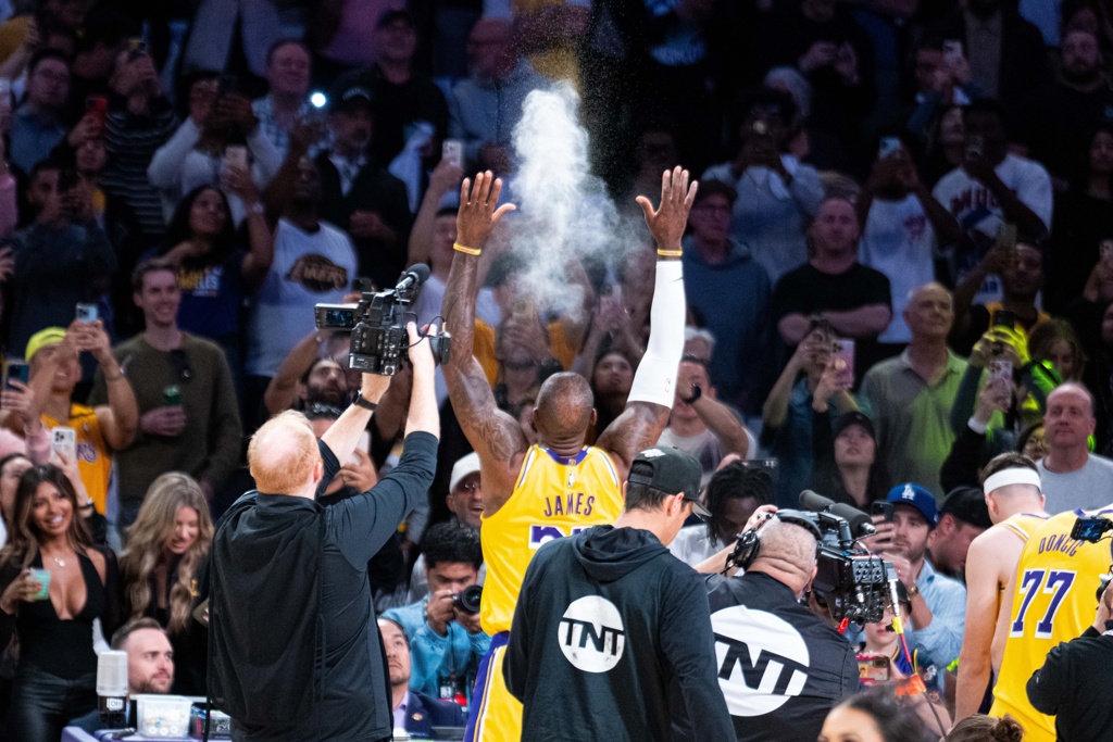 从目前的情况看 詹姆斯的确有可能前往其他联赛延续其职业生涯